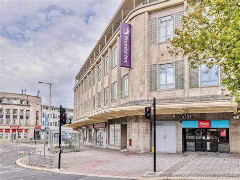 premier inn derry cross.